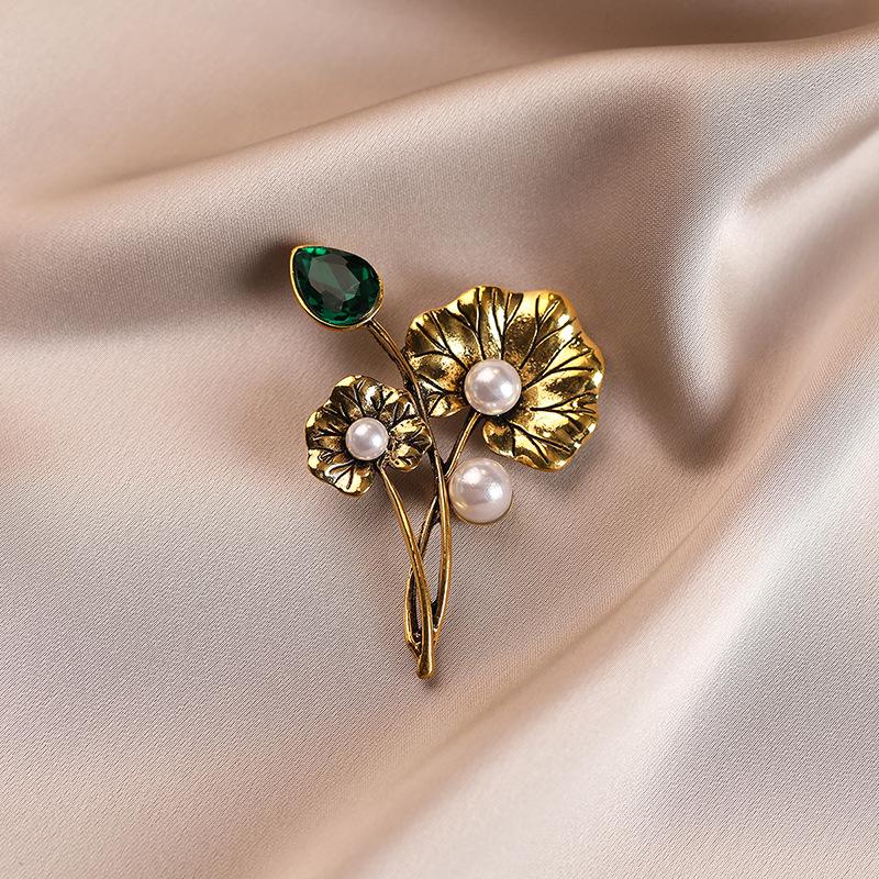 Retro Court-style Pearl Brooch for Women, with A Light Luxury and High-end Feel. Floral Brooch, Elegant and Leak-proof