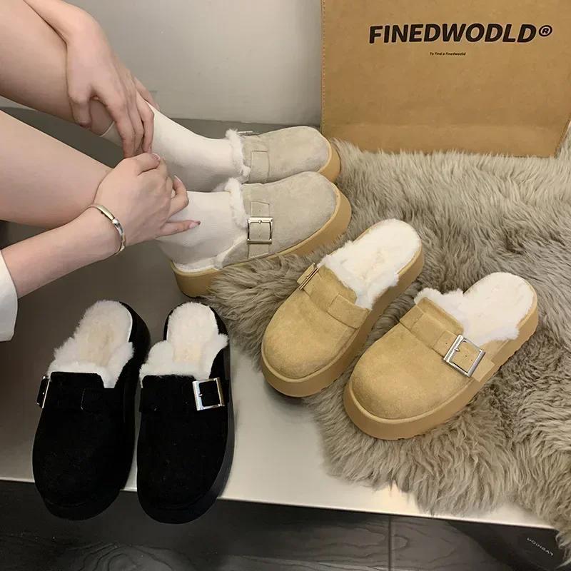 Новые меховые зимние тапочки женские кожаные мулы на платформе тапочки длинные плюшевые теплые мягкие домашние шлепанцы с пряжкой на ремне обувь 2024