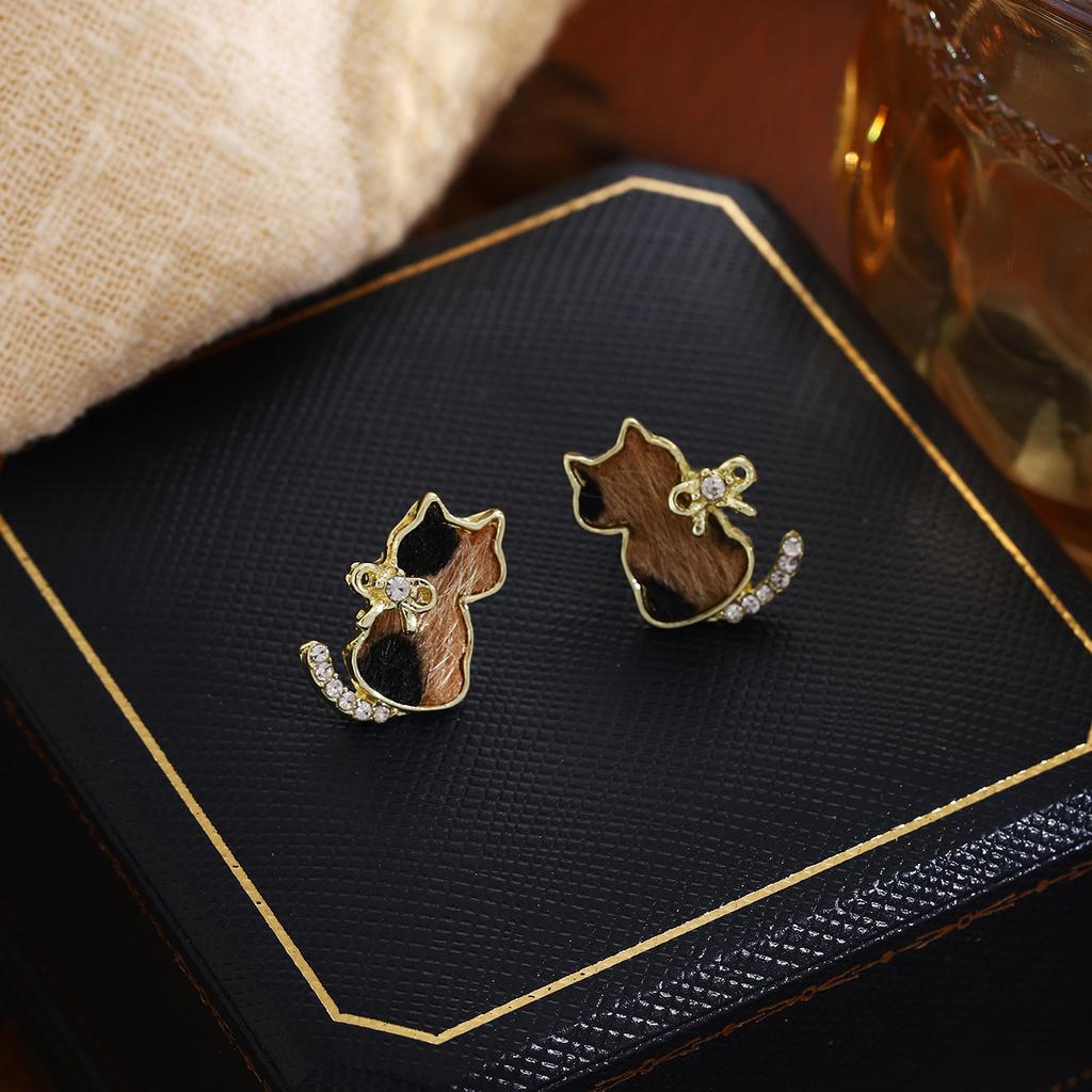 Cute Leopard Cat Stud Earrings for Women, Delicate and Fashionable, Cartoon Style, Elegant and Exquisite, Light Luxury Design