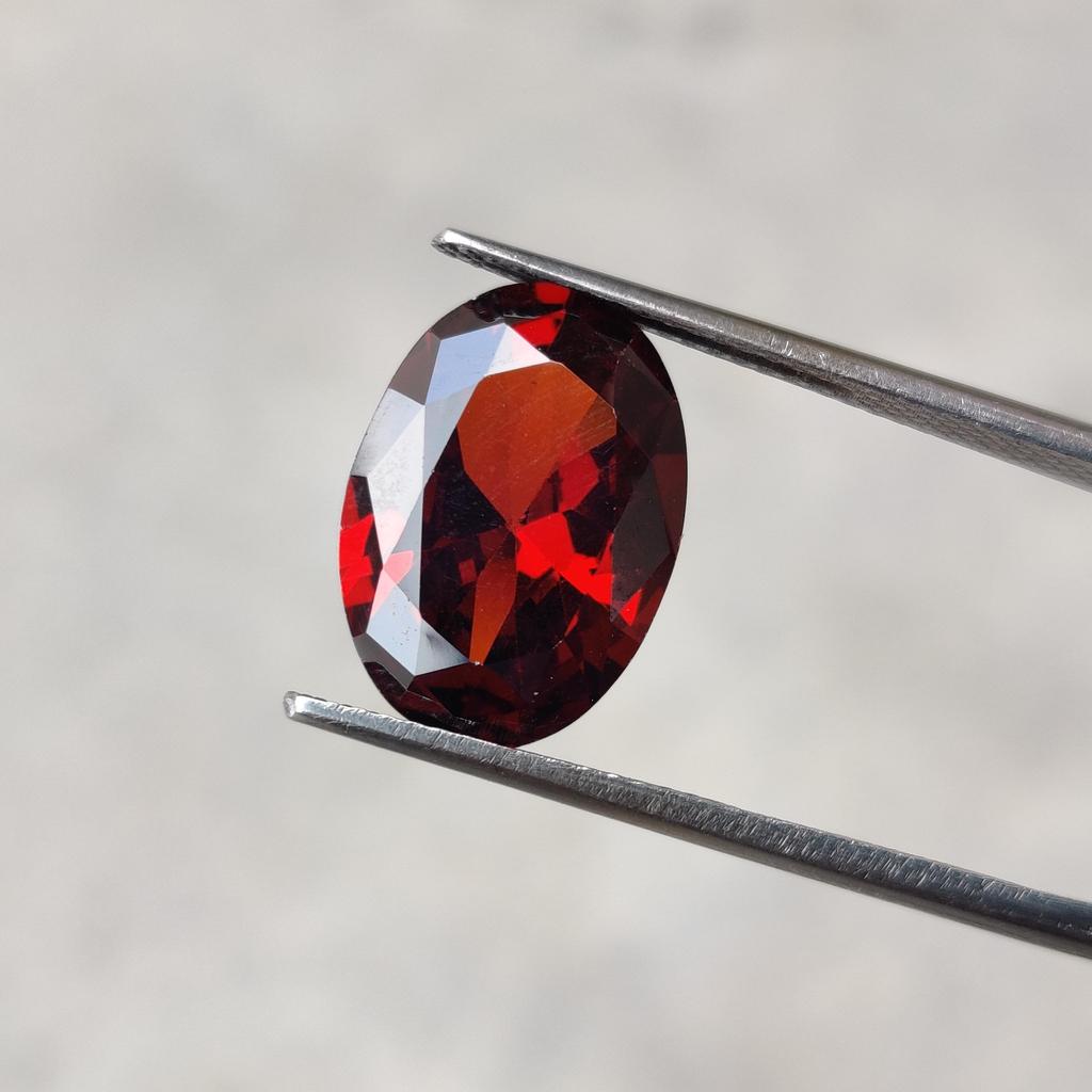 Партия россыпью цирконов, Натуральный циркон овальной огранки размером 14x10 мм, Целебная партия цирконов красного цвета.