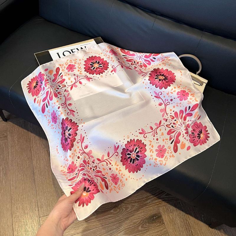Retro silk scarves for women's new high-end accessories, neck small square scarf, scarf waist, fashionable and versatile, and gifts can be given.