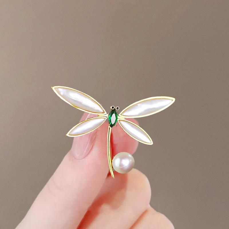 Summer Anti-Exposure Brooch: Fashionable and Luxurious Collar Pin for Women.