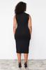 Женское стильное черное трикотажное платье миди больших размеров с разрезом и деталями