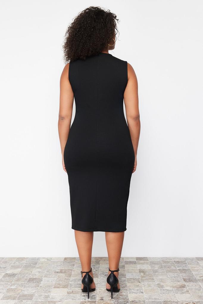 Женское стильное черное трикотажное платье миди больших размеров с разрезом и деталями