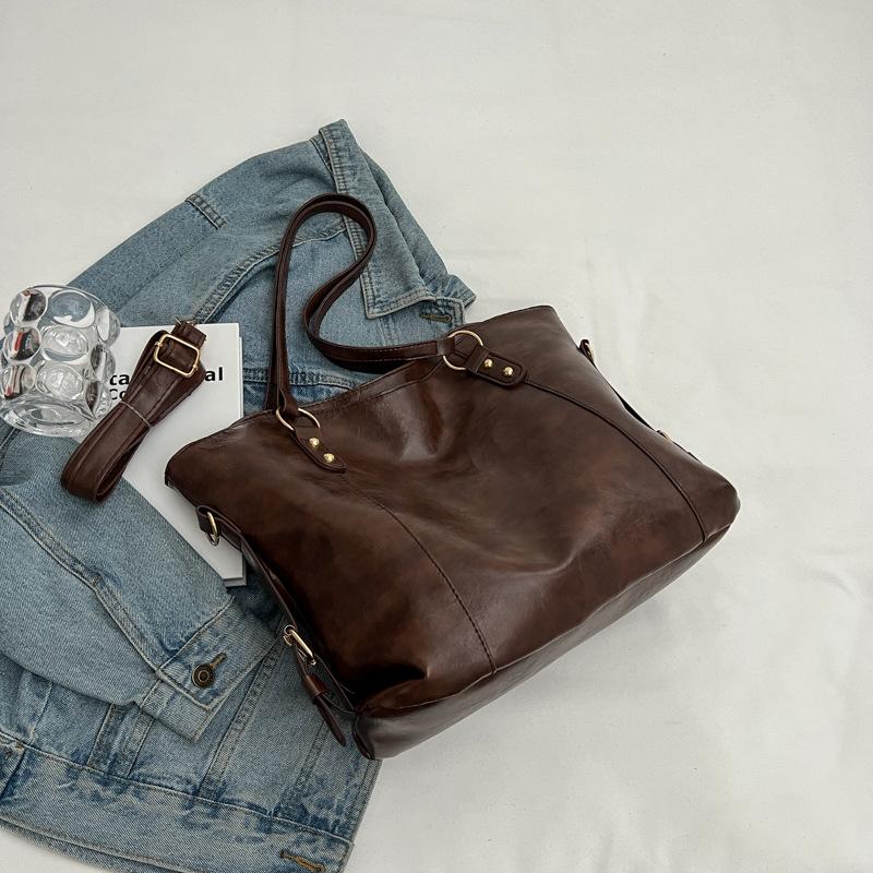 Beautiful women's bags women's large capacity  new trendy fashion autumn and winter shoulder bag texture commuter tote bag