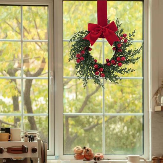 Искусственный рождественский венок для входной двери 10 дюймов Зимний венок из зелени с красными ягодами и бархатным бантом для праздника, фермерский дом, для помещения и улицы