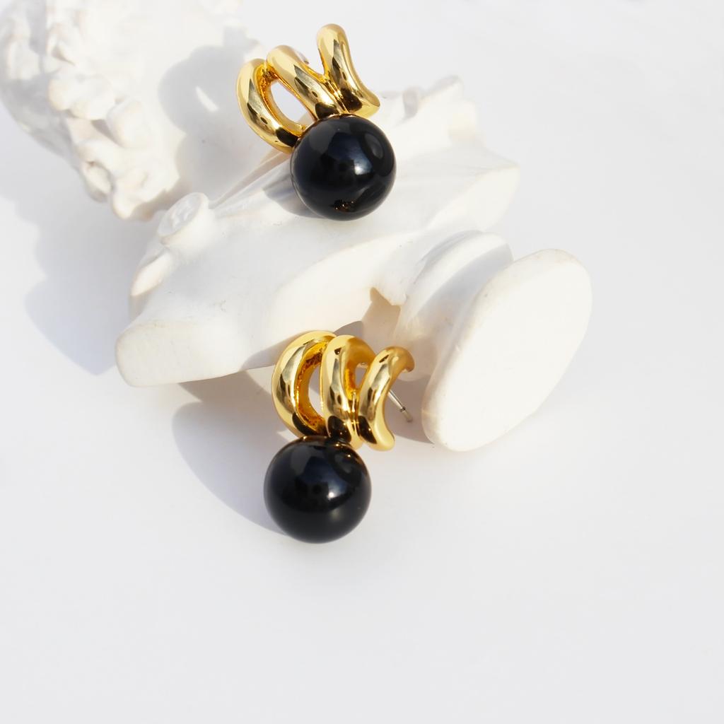 Autumn And Winter New French Black Agate Commuter Earrings Fashionable Wavy Metal Stud Earrings Women'S Fashion Silver Needle 702