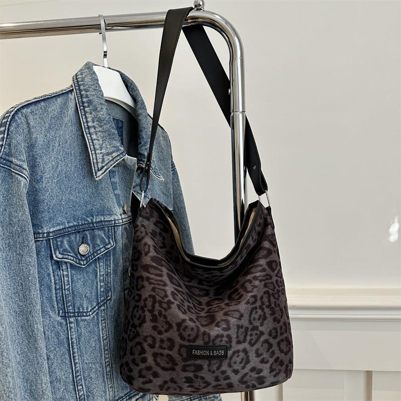 Trendy Korean Vintage Canvas Bucket Bag For Daily Commutes With Soft Structure And Magnetic Closure