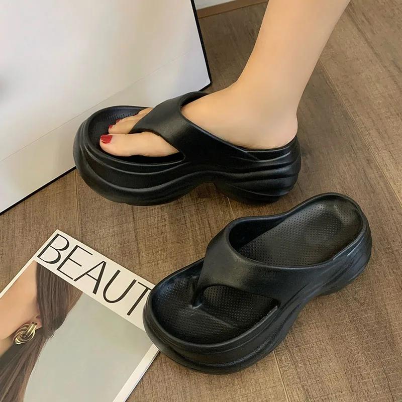 Модные толстые пляжные шлепанцы с перемычкой для женщин, летние женские шлепанцы на платформе с мягкой подошвой, нескользящие сандалии на массивной танкетке