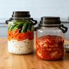 Стеклянные банки для солений 5 л с крышками Круглые герметичные для хранения с ручкой Хранитель для солений для ферментации Кухонный шкаф Кухонная столешница Продукты