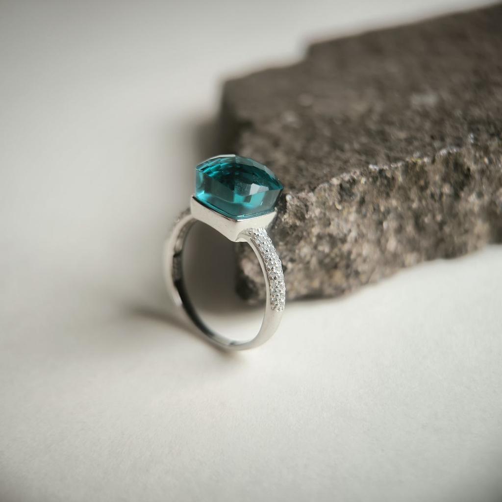 Серебряное кольцо с фианитами, вес изделия 3,62 гр (2177111)