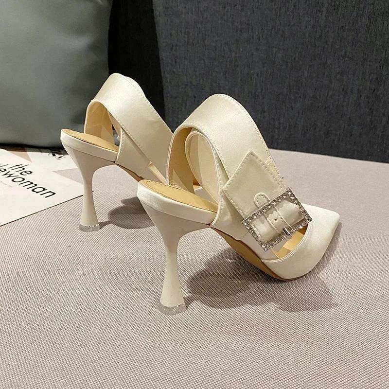 Модные Новые Роскошные Женские Сандалии Сексуальные Высокие Каблуки Темпераментные Заостренный Носок Атлас Баотоу Квадратная Пряжка Стразы Вечерние Туфли Лето