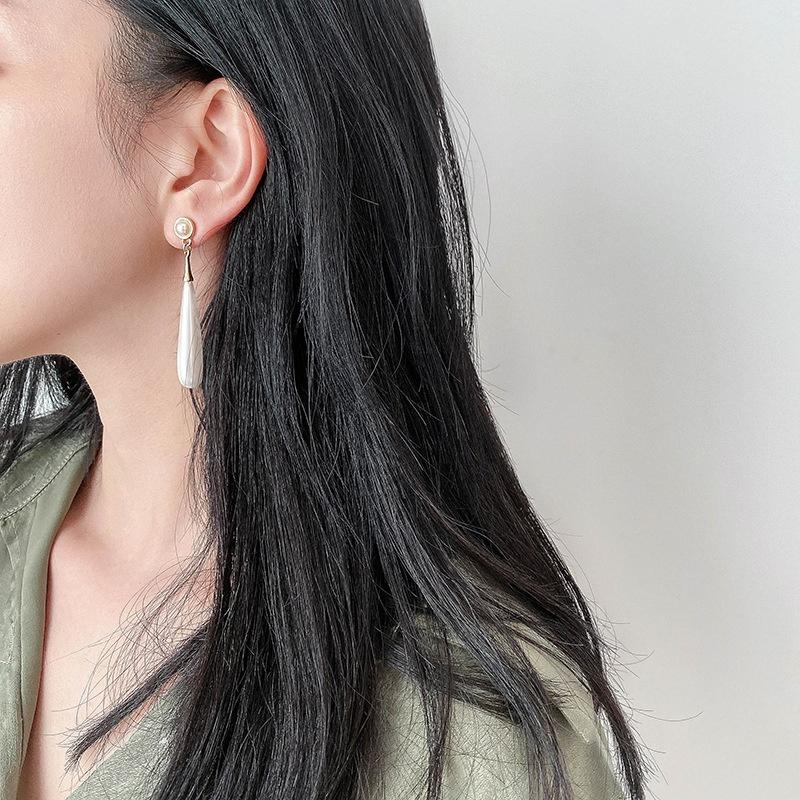 Ladies Classic Vintage Baroque Pearl Pendant Earrings Elegant Water Drop Long Earrings Trend Ladies Jewelry