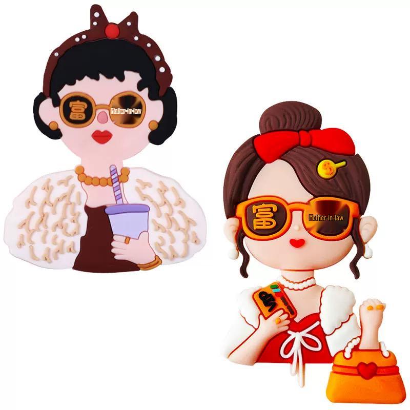 Украшение торта ко Дню матери: Милые елочные игрушки «Мама и лучшая подруга» - Утка-звезда интернета, подключаемая к розетке.