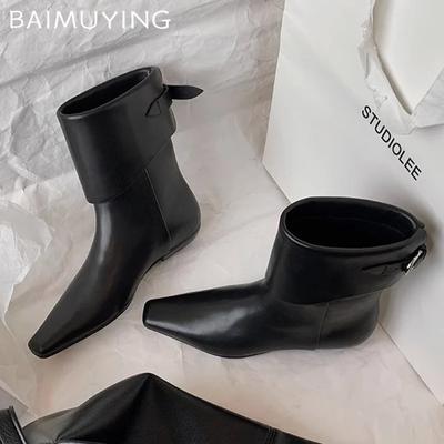 Женские ботильоны на плоской подошве с квадратным носком, модные сексуальные кожаные новые туфли 2025 года, классические дизайнерские туфли с пряжкой в готическом стиле, зимние ботинки для женщин
