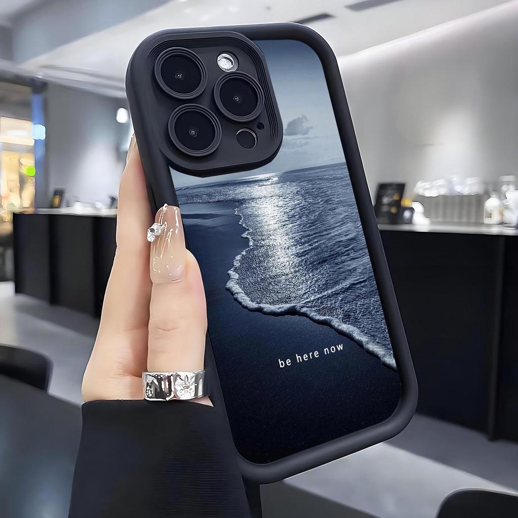 Чехол-защита для iPhone 15/16/17 «Морские волны, Черная бороздка, Алмазный песок»