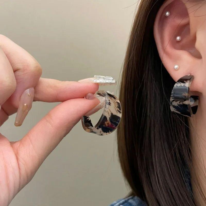 Акриловые серьги-гвоздики с леопардовым принтом для женщин Геометрические серьги-гвоздики в форме буквы C Ювелирные изделия Подарки