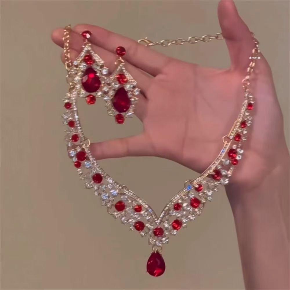 Изысканное легкое роскошное колье-цепочка со стразами - блестящий квадрат, капля воды и круглый дизайн