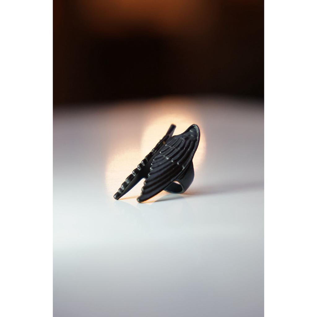 Регулируемое черное кольцо модели Wing