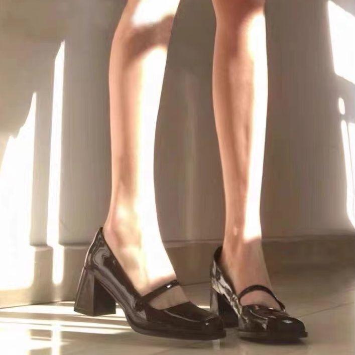 Модные женские туфли-лодочки из обычной кожи, повседневные, на каблуке, с квадратным каблуком, с острым носком, туфли на высоком каблуке для женщин, социальное премиальное предложение, распродажа люксового бренда E