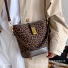 Super Fire Niche Leopard Print Bag Women's 2025 Autumn and Winter Retro Versatile Messenger Bag Fashion Explosion Portable Bucket Bag