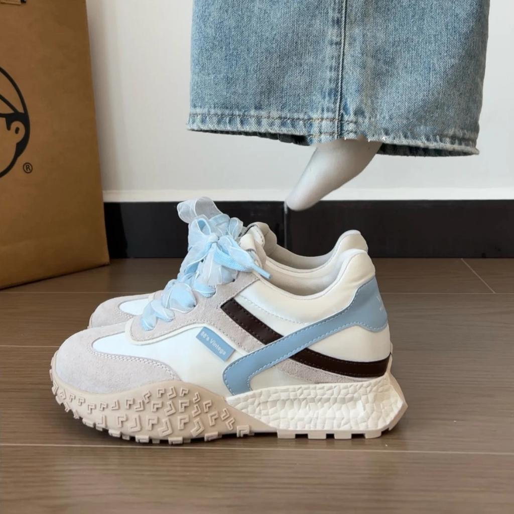 Маленький человек толстоподошвенные туфли Форрест Гамп женские повседневные туфли 2025 новые маленькие белые туфли женские универсальные ленточные цветовые сочетания немецкая тренировочная обувь