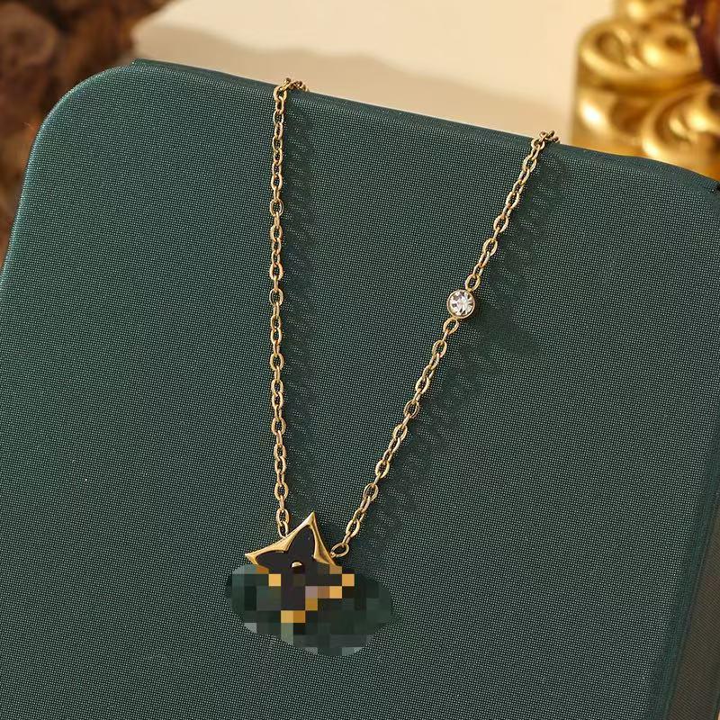 Браслет из титана с покрытием из 18-каратного золота 'Четырехлистный клевер' - Универсальный, не выцветающий, модный аксессуар класса люкс с перламутровыми акцентами