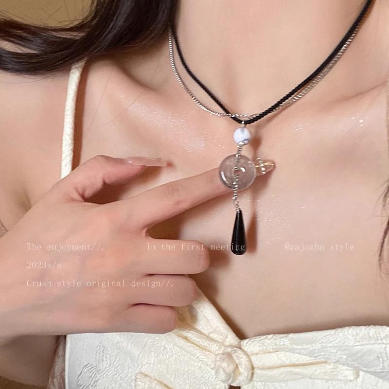 Retro Chinese Tassel Necklace: Unique Ethnic Style Women's High-End Clavicle Chain.