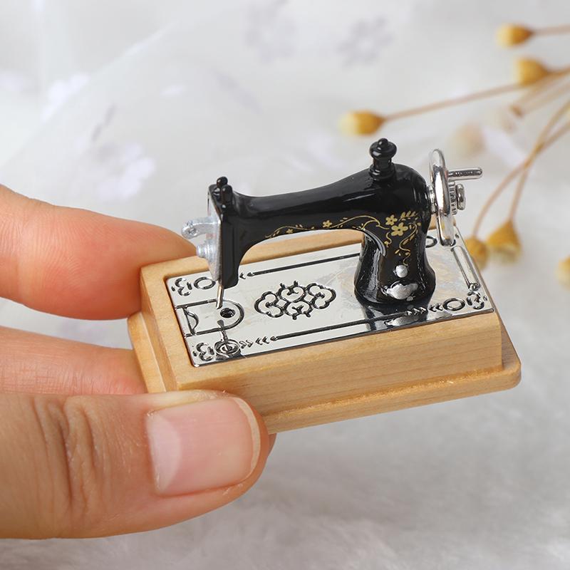 1/12 Dollhouse Miniature Sewing Machine With Scissors Thread Cloth