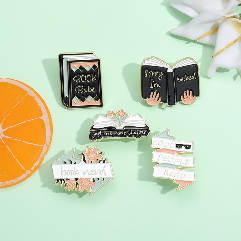 Винтажная брошь в форме книги с английской буквой - креативный ретро-металлический значок