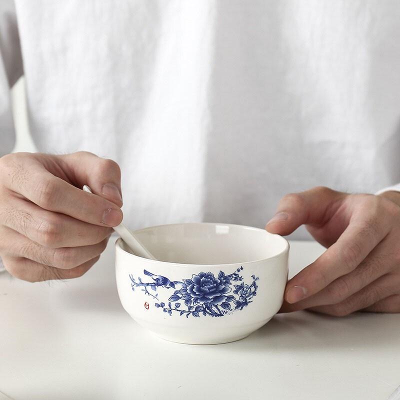 Подарочный набор столовой посуды из сине-белого фарфора