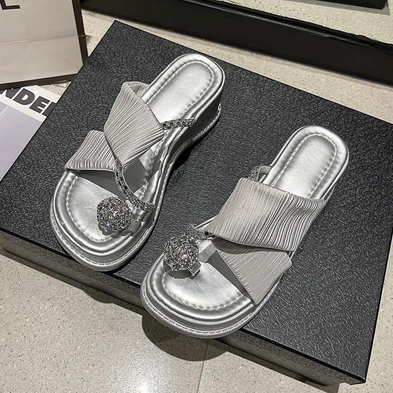 Мода 2024 года, новые домашние тапочки, туфли на платформе, женские блестящие шлепанцы, модные низкие летние желейные роскошные резиновые каблуки из искусственной кожи с копытами из ткани