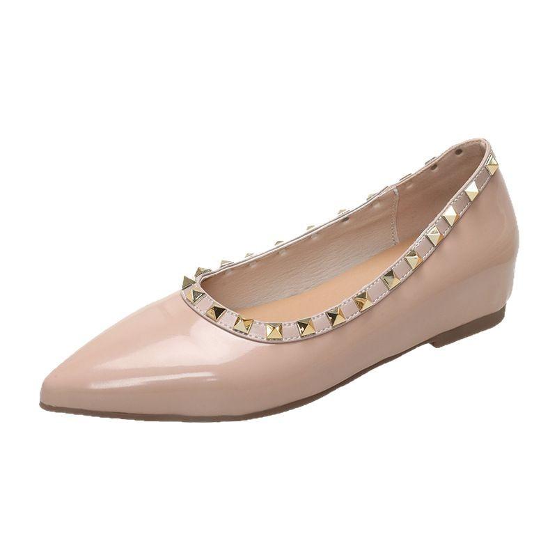 Остроносые туфли-лодочки на плоской подошве с заклепками, увеличивающие рост изнутри, с неглубоким вырезом, из мягкой лакированной кожи, темпераментные, сочетающиеся, туфли-лодочки, увеличивающие рост изнутри, женские