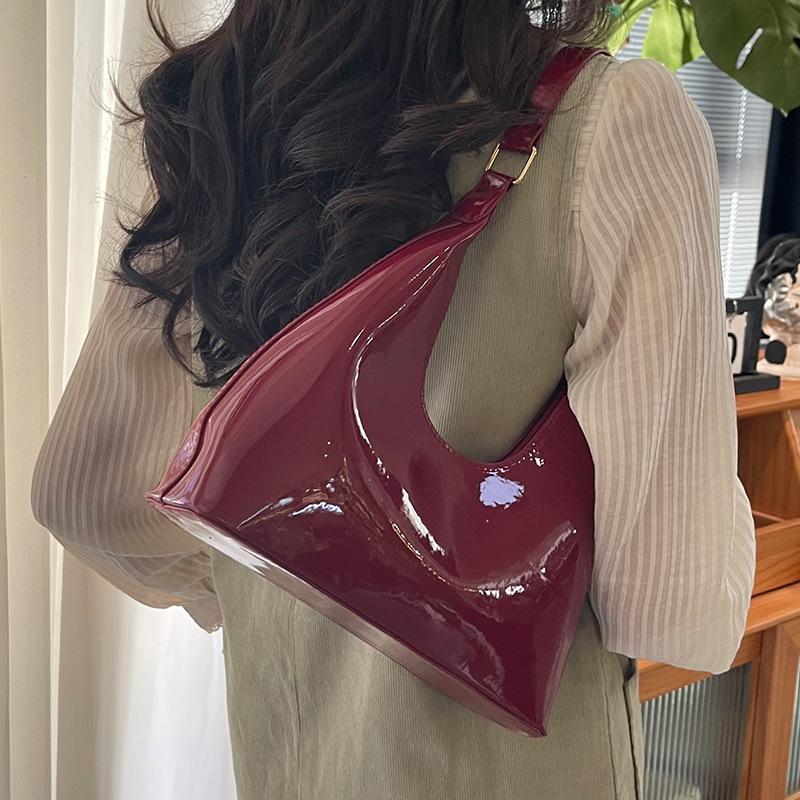 Retro Patent Leather Glossy Underarm Bag Women's Bag 2025 New Niche Design Versatile High-end Texture Commuter Handbag