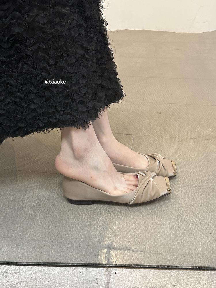 Весна 2025 новый французский темперамент с юбкой туфли-лодочки женские с легким вырезом фея стиль атласные квадратный носок плоская подошва женская обувь