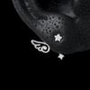 Серебряные серьги-каффы в виде ангельских крыльев со сверкающими синими стразами и декором в виде звезд. Легкие серьги без проколов для повседневного ношения в офисе.