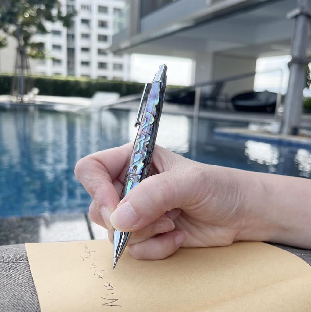 LACHIEVA LUX Механический карандаш из натуральной раковины абалона, Роскошная раковина, В комплекте 12 стержней 0,7 мм, Дизайн, 0,7 мм