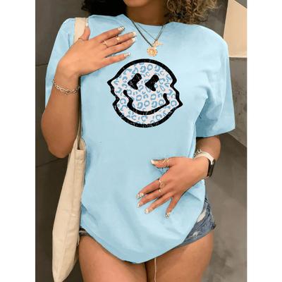 Женская футболка с круглым вырезом и коротким рукавом с леопардовым принтом и изображением улыбающегося лица