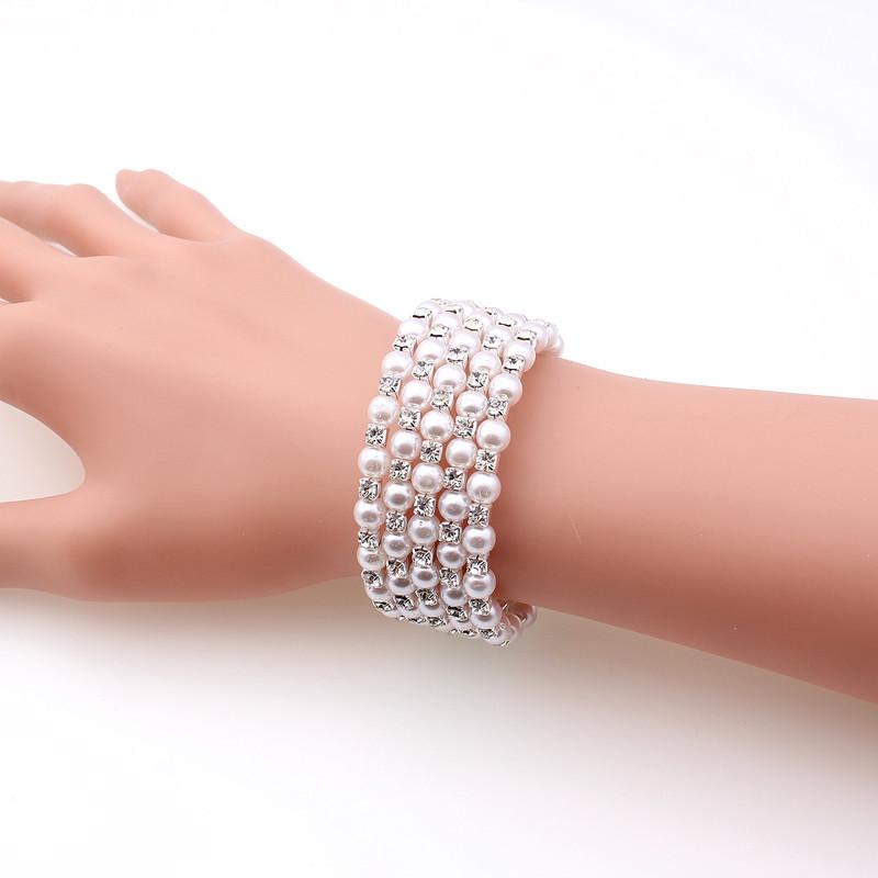 Спиральный браслет из бусинок под жемчуг и со стразами