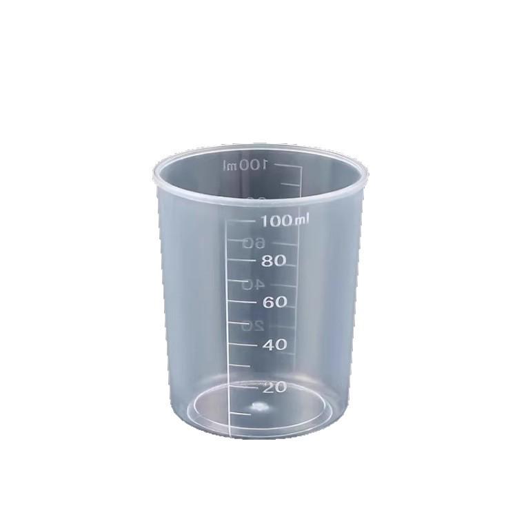 Маленький пластиковый мерный стаканчик со шкалой в миллилитрах: 10 мл, 50 мл, 100 мл