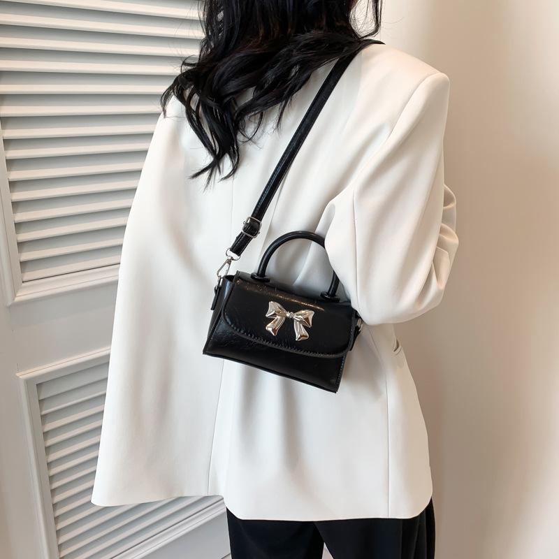 Новая сумка женская 2024 года красивая индивидуальная летняя сумка через плечо повседневная модная портативная маленькая квадратная сумка