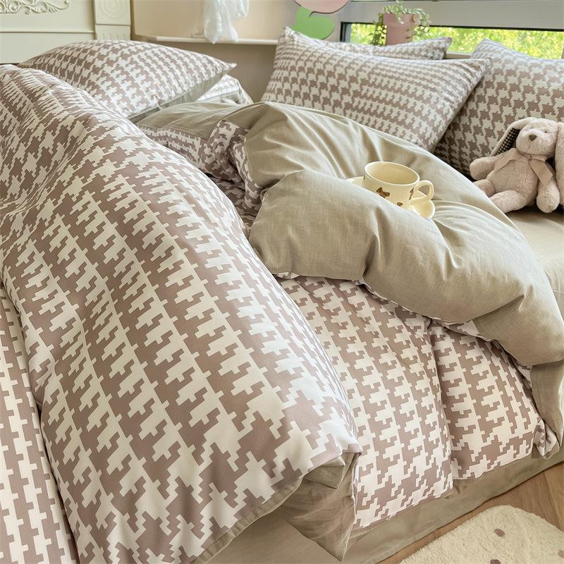 Комплект из четырех предметов из чистого хлопка с небольшим свежим цветочным рисунком, простыня для общежития, комплект из трех предметов постельного белья