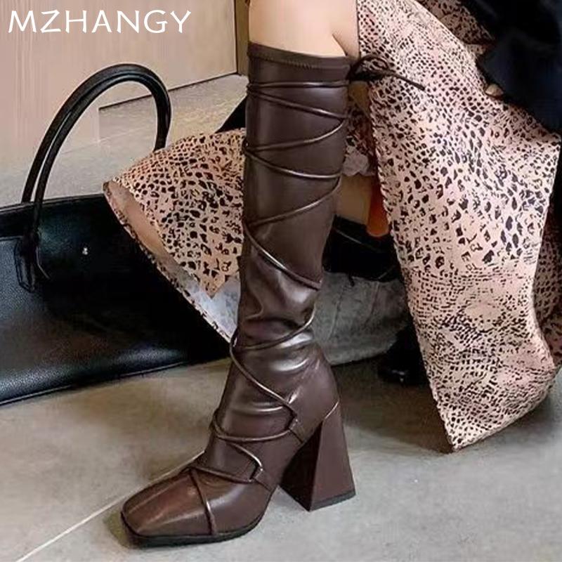 Высокие каблуки Женские высокие сапоги Дизайнерские квадратные носки Туфли на толстой подошве Женские трендовые зимние сапоги 2024 года Туфли-лодочки Зимняя мода Готические женские ботинки