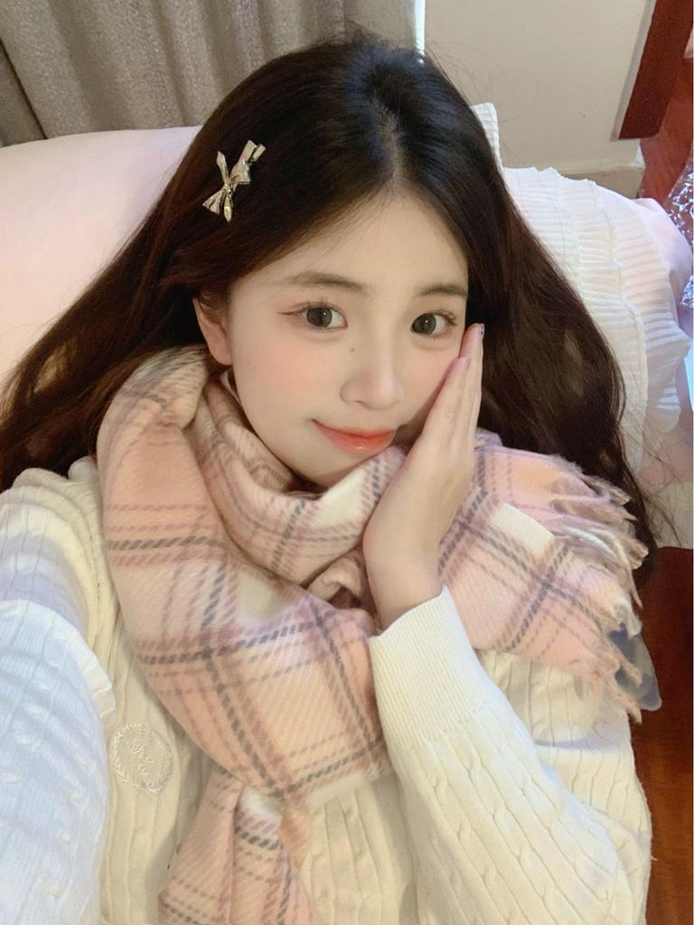 Milky Beige Plaid Thickened Scarf: Korean Style for Winter 2025