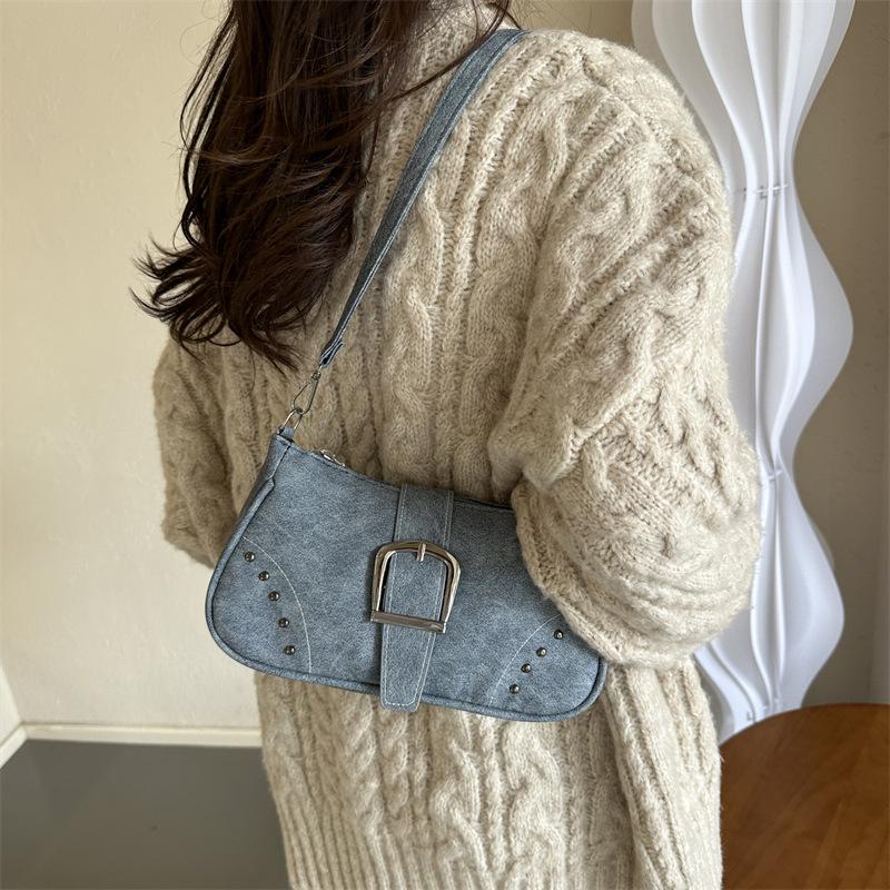 Корейская версия простой маленькой квадратной сумки 2024 года, нишевый дизайн, новая женская сумка, ретро-сумка через плечо, модная иностранная сумка под мышкой