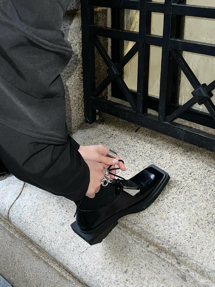 Модная ретро обувь в британском стиле на толстой подошве из натуральной кожи женская черная с квадратным носком универсальная нишевого дизайна на шнуровке с металлическим декором