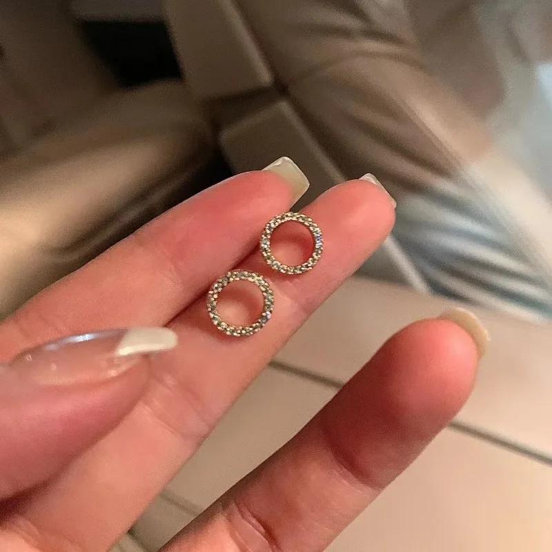 Новые нежные маленькие круглые серьги-гвоздики для женщин золотистого цвета с кристаллами в минималистском стиле для корейской вечеринки, летние модные ювелирные изделия, аксессуары