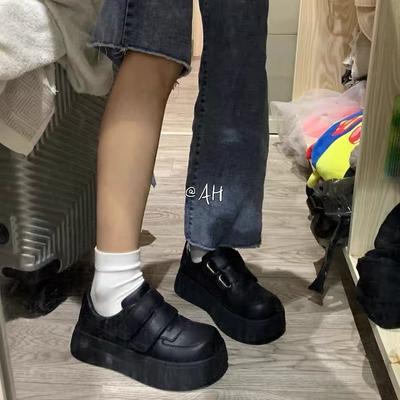 Туфли на толстой подошве Spice Girls, увеличивающие рост, 2025 Новинка Осень Корейская версия Универсальные маленькие черные туфли на липучках, спортивные повседневные кеды для женщин