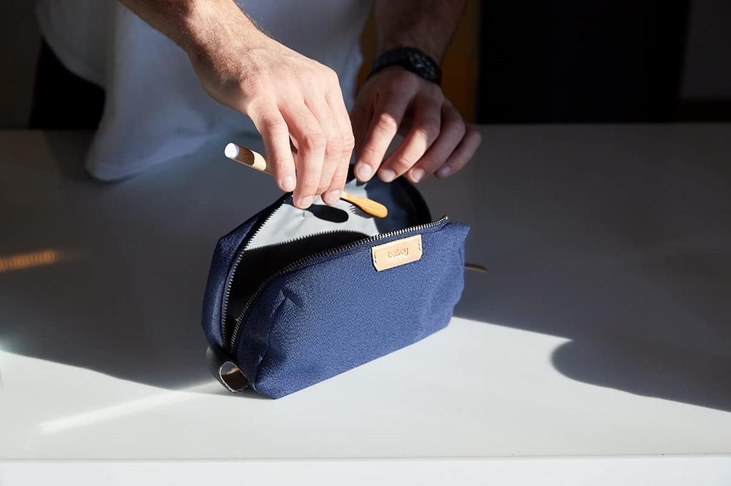 Дорожный набор туалетных принадлежностей Bellroy Toiletry Pouch Bronze, водонепроницаемый (Туалетные принадлежности, духи, бритва, расческа, зубная щетка) -