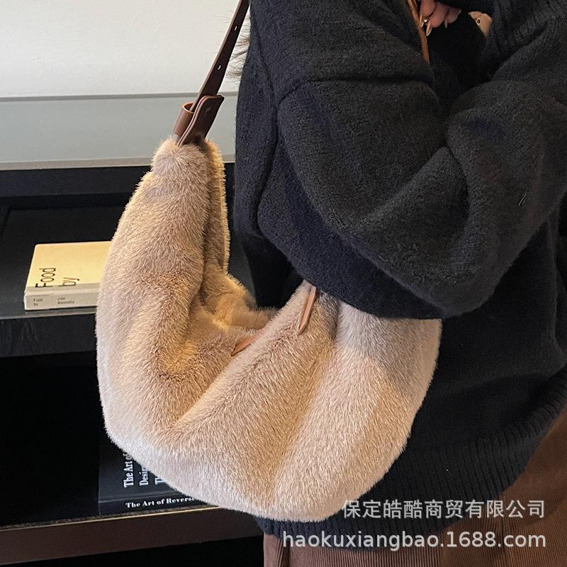 Уникальная нишевая плюшевая сумка женская 2025 новая дорожная сумка большой вместимости на плечо подмышку плюшевая сумка сумка-круассан